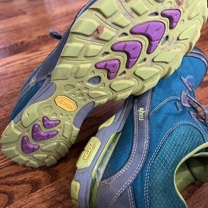 Waterproof hiking shoes